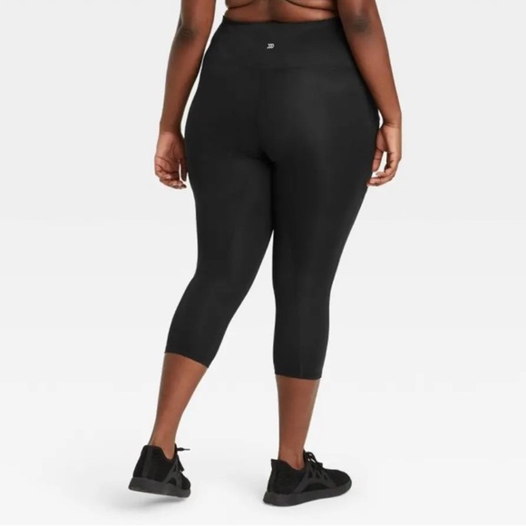 NWT All In Motion Women's Plus Size Sculpt High-Rise Capri Leggings - Picture 2 of 2